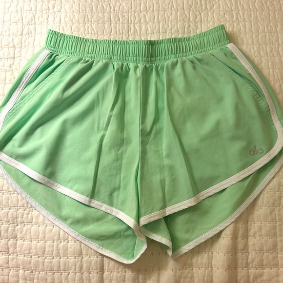 Alo Yoga Ivy League Dolphin Short - Ultramint XS - Picture 3 of 6